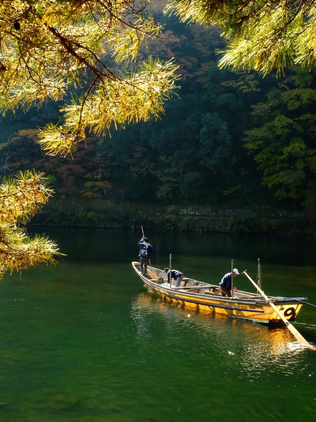 sendo boatmen preparing the boat for the Hozugawa river boat ride